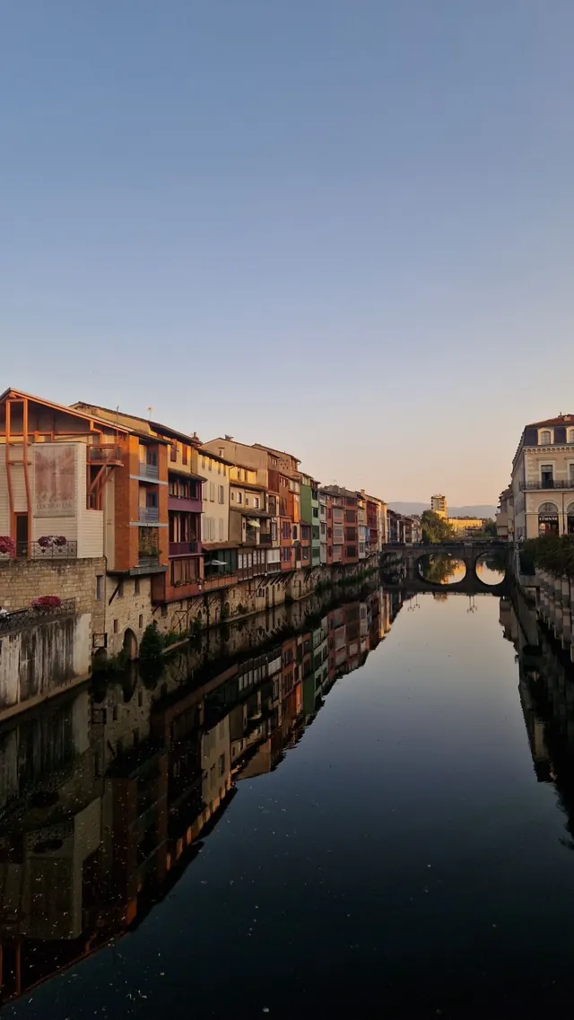 Les maisons colorées au bord de l'Agout, à Castres.